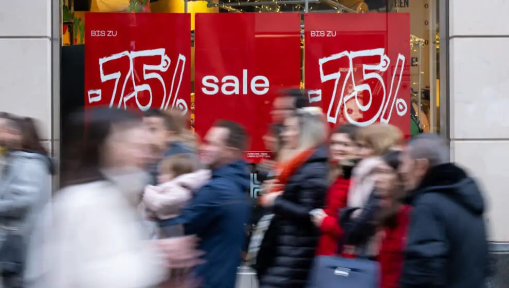 Big discounts attracted holiday shoppers this year, leading to strong retail sales