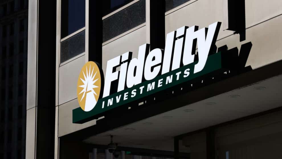 Fidelity Investments is set to hire 4,000 new employees this year as other asset managers are slashing employee numbers