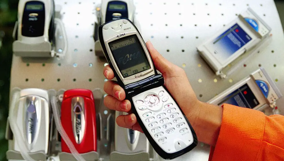 A new trend is sweeping amongst the younger generations as more people opt for the traditional flip phones and Nokia cell phones that were popular in the early 2000s, called dumbphones